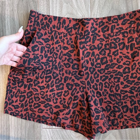 Nine West Shorts Women’s M Leopard Print NWOT - Picture 5 of 10
